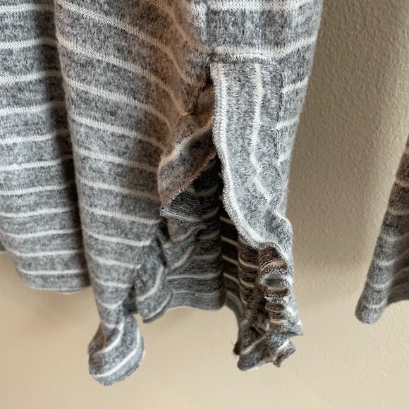 Soft gray/white sweater w/ ruffle detail 1X - Picture 3 of 3